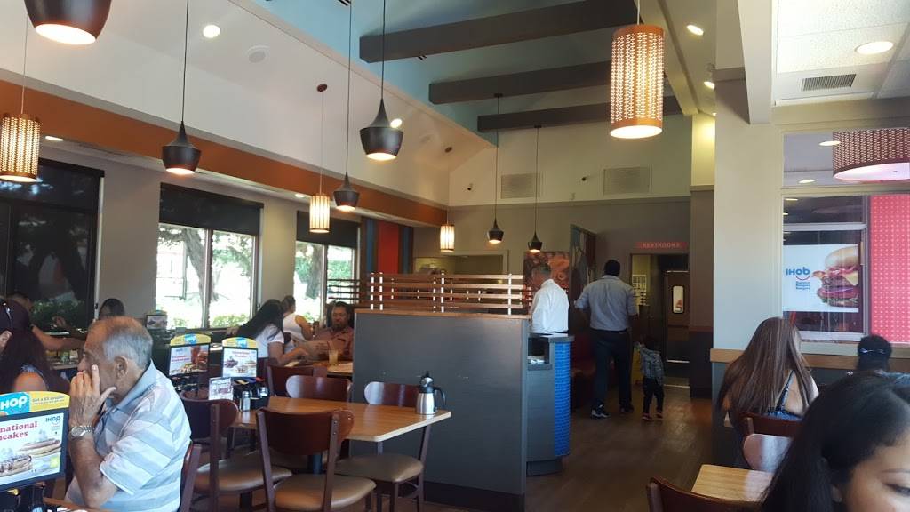 IHOP | restaurant | 2098 W Orangeburg Ave, Modesto, CA 95350, USA | 2093429065 OR +1 209-342-9065
