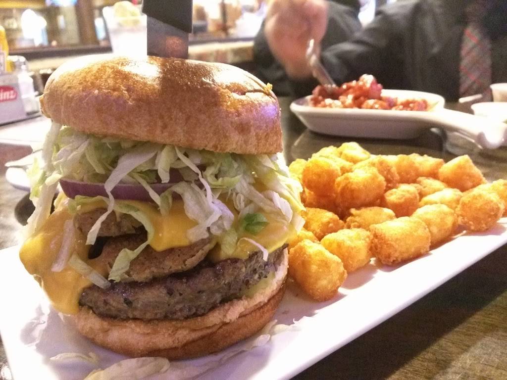 Luckies Barn & Grill | restaurant | 3311 Navarre Ave, Oregon, OH 43616, USA | 4197254747 OR +1 419-725-4747