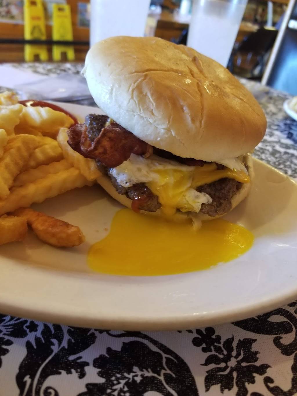 Tellico Junction Cafe | restaurant | 17 Main St, Englewood, TN 37329, USA | 4238877770 OR +1 423-887-7770