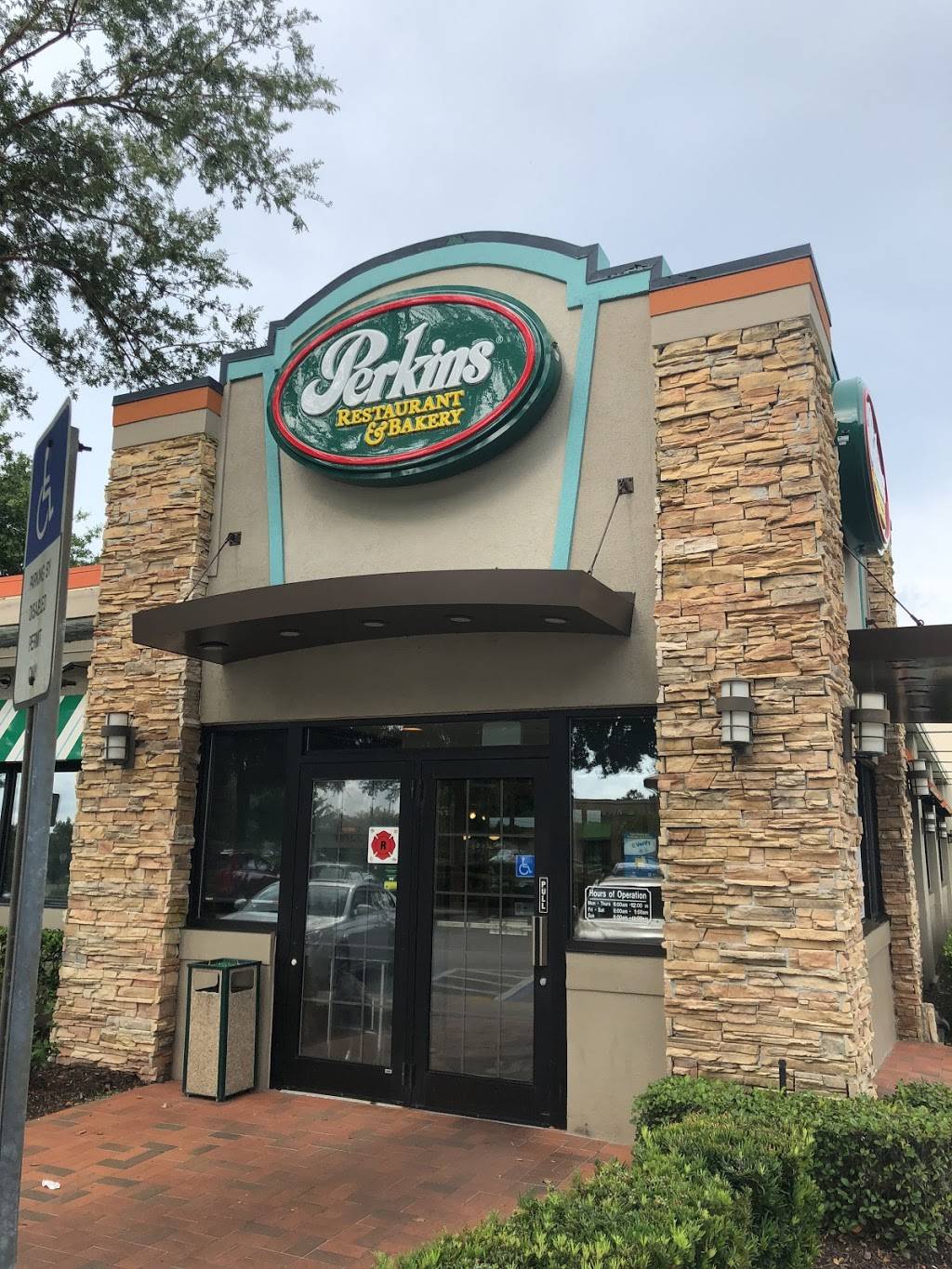 Perkins Restaurant & Bakery | restaurant | 17080 US-441, Mt Dora, FL 32757, USA | 3527355191 OR +1 352-735-5191