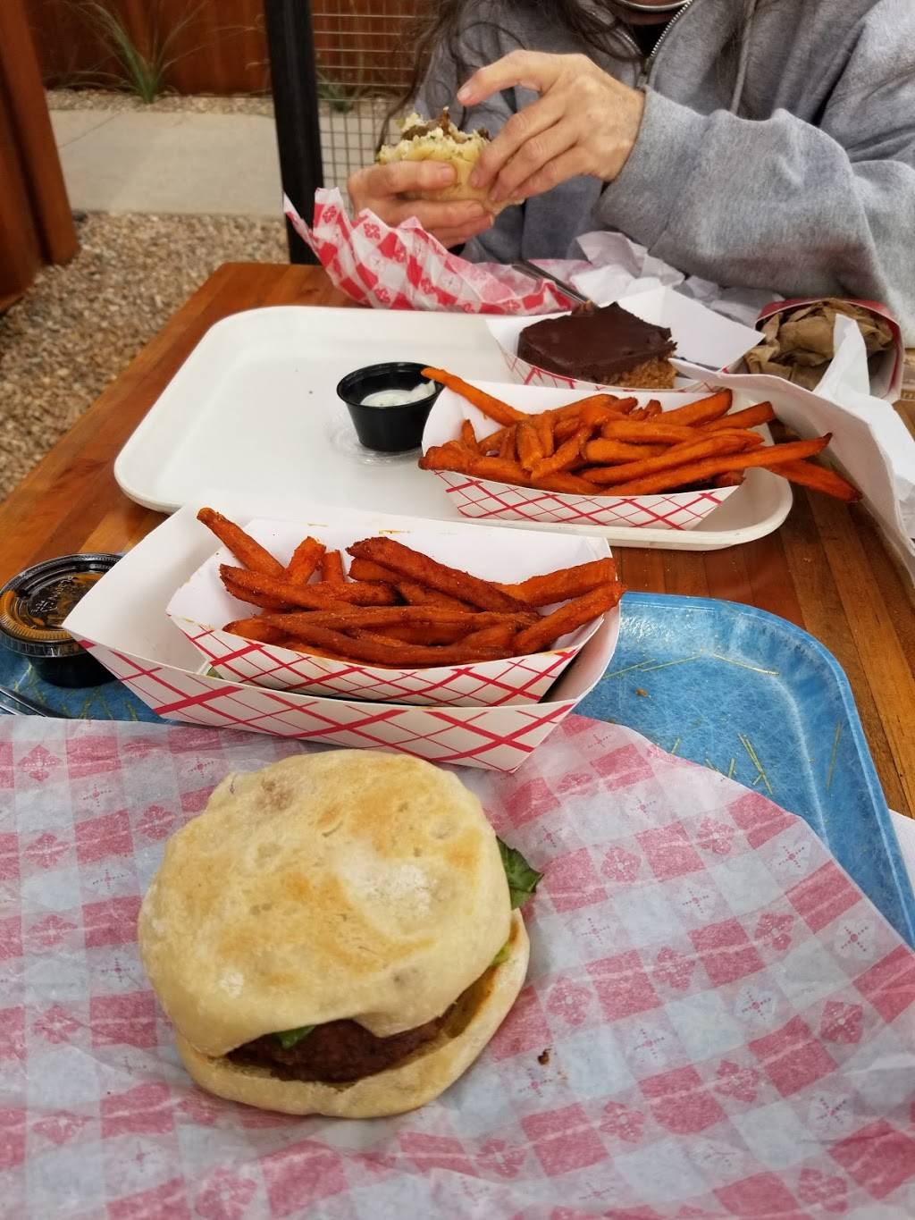 Beaut Burger | restaurant | 267 South Avenida del Convento, Tucson, AZ 85745, USA | 5203445907 OR +1 520-344-5907