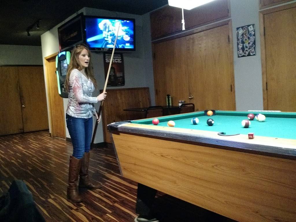 Offsides Tavern | restaurant | 728 N Lincoln Ave, York, NE 68467, USA | 4023629912 OR +1 402-362-9912