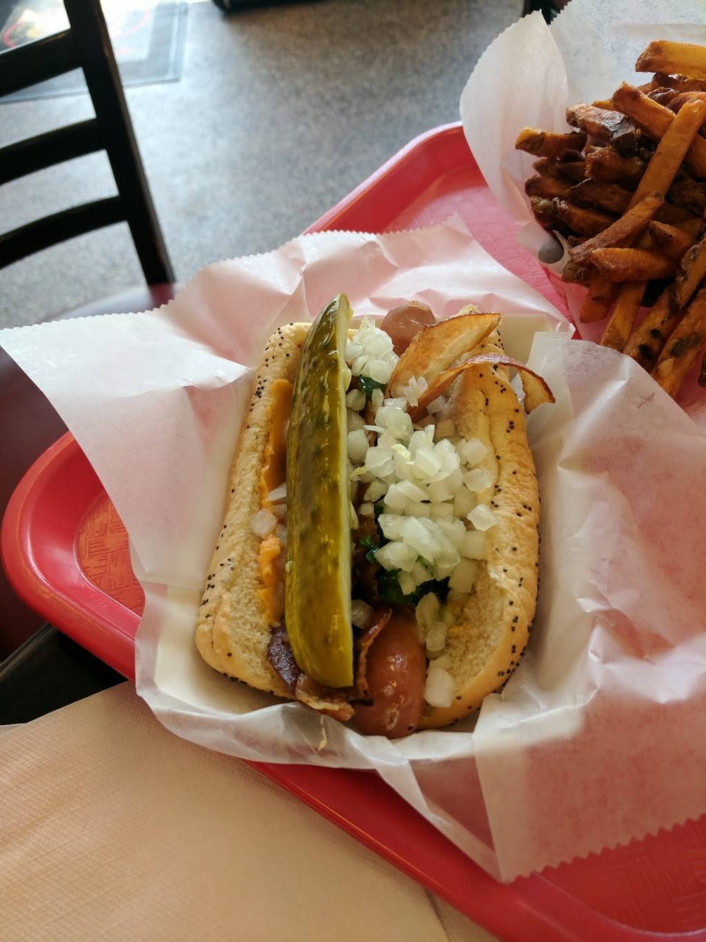 Poochie’s | restaurant | 3602 Dempster Street, Skokie, IL 60076, USA | 8476730100 OR +1 847-673-0100