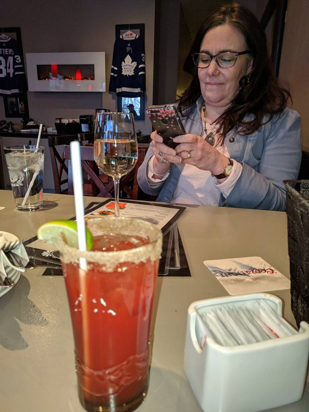 Tinas Grill | restaurant | 330 McClellan Way, Aurora, ON L4G 6X8, Canada | 9057510300 OR +1 905-751-0300