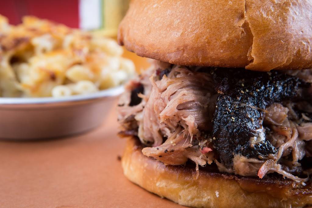 Home Team BBQ | restaurant | 2209 Middle St, Sullivans Island, SC 29482, USA | 8432257427 OR +1 843-225-7427