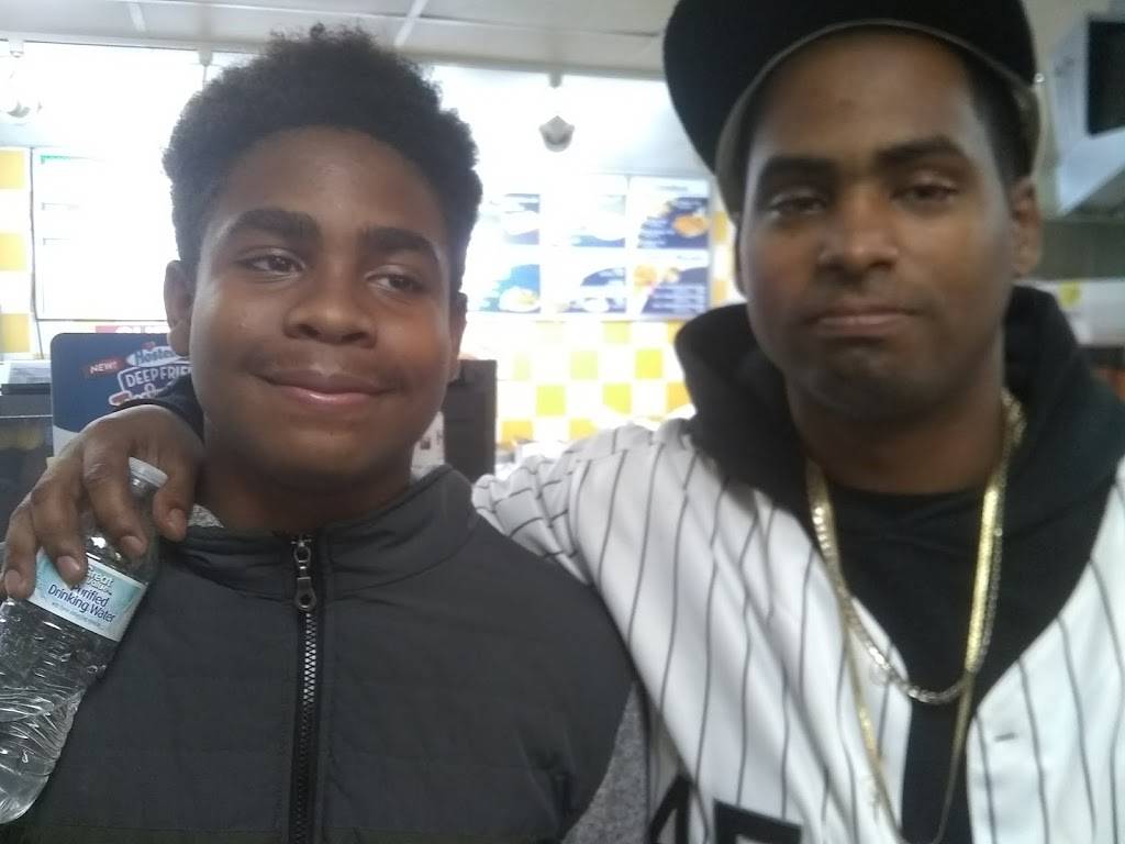 Long John Silvers | restaurant | 2501 E Oakland Ave, Bloomington, IL 61701, USA | 3096631823 OR +1 309-663-1823