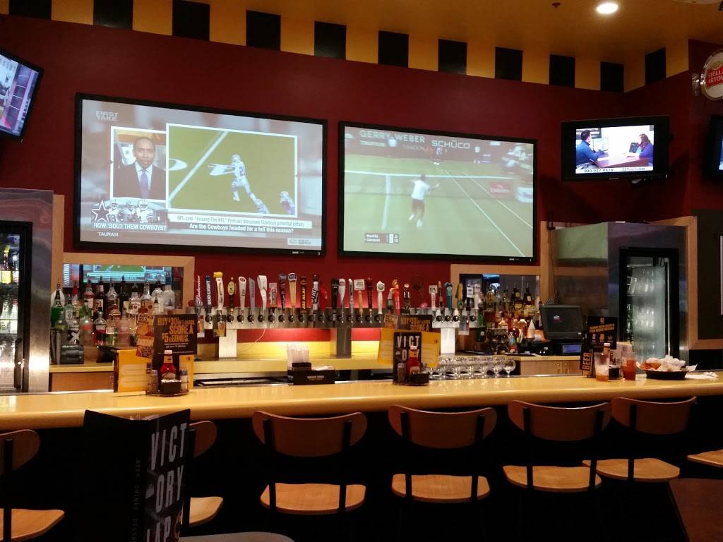 Buffalo Wild Wings | meal takeaway | 4325 Norfolk Pkwy, West Melbourne, FL 32904, USA | 3219512138 OR +1 321-951-2138