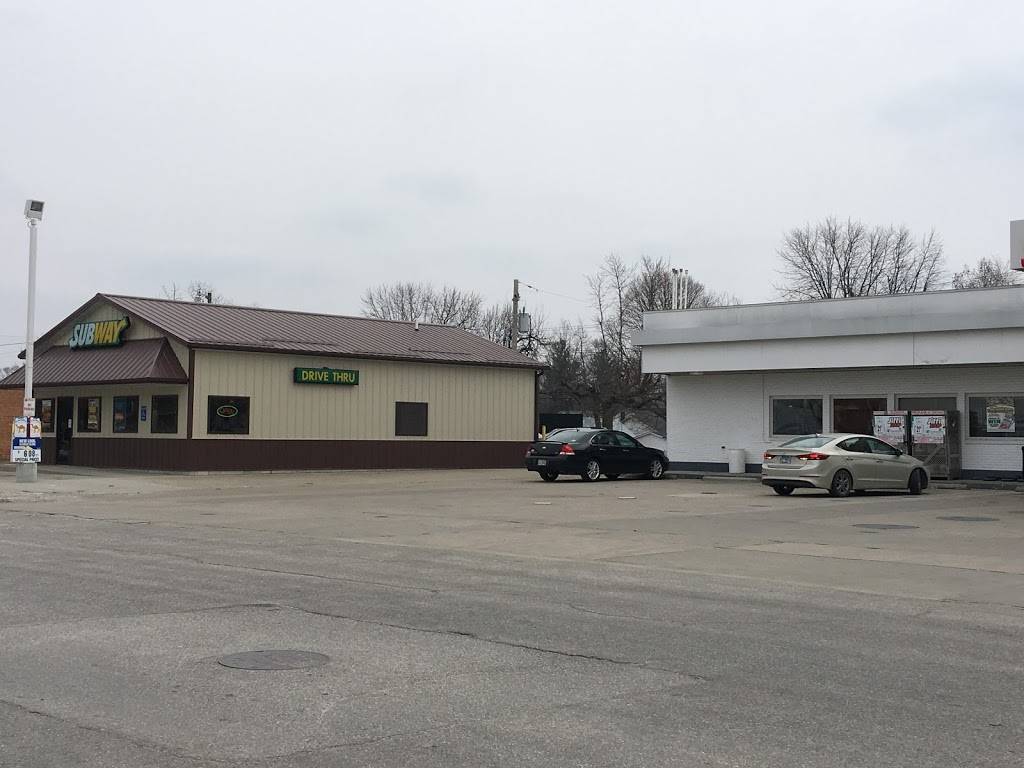 Subway | restaurant | 409 S Main St, Carrollton, IL 62016, USA | 2179425565 OR +1 217-942-5565