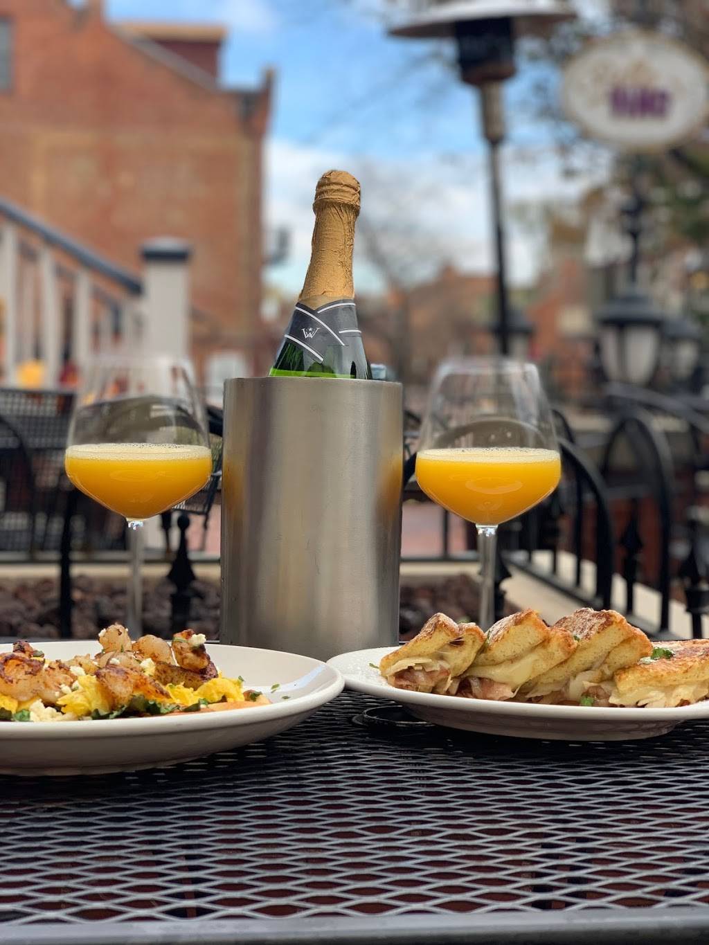 Bella Vino Wine Bar | restaurant | 325 S Main St, St Charles, MO 63301, USA | 6367243434 OR +1 636-724-3434