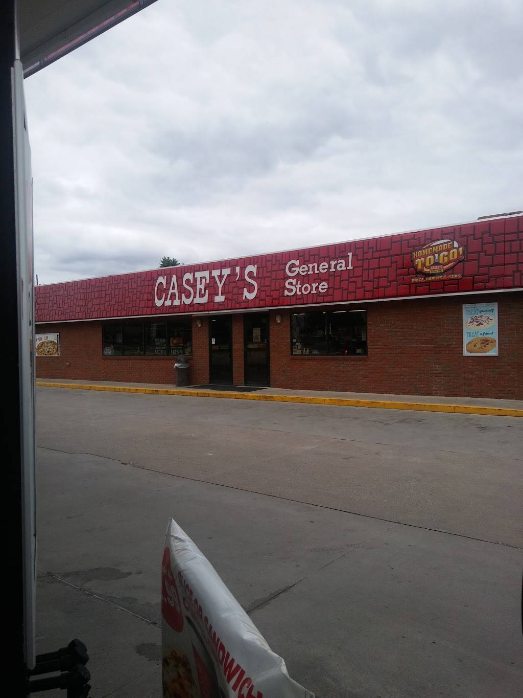 Caseys | meal takeaway | 102 N Oak St, Onarga, IL 60955, USA | 8152684928 OR +1 815-268-4928