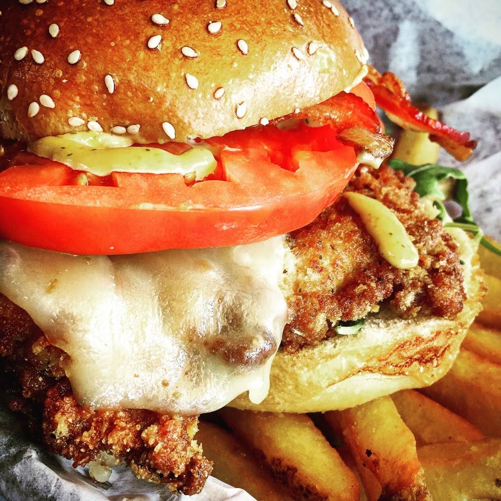 Plumbys Upstairs Burger Bar | restaurant | 140 Thames St, Newport, RI 02840, USA | 4018496334 OR +1 401-849-6334