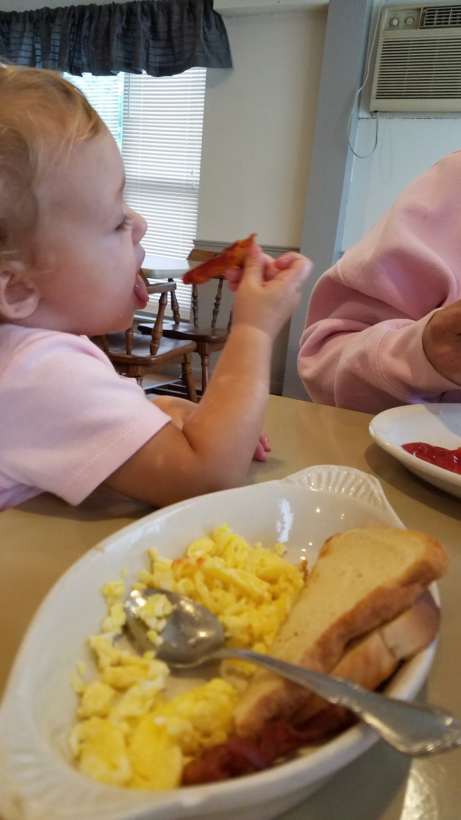 Hollys Cafe & Carryout | restaurant | 112 N Main St, Casstown, OH 45312, USA | 9375529640 OR +1 937-552-9640