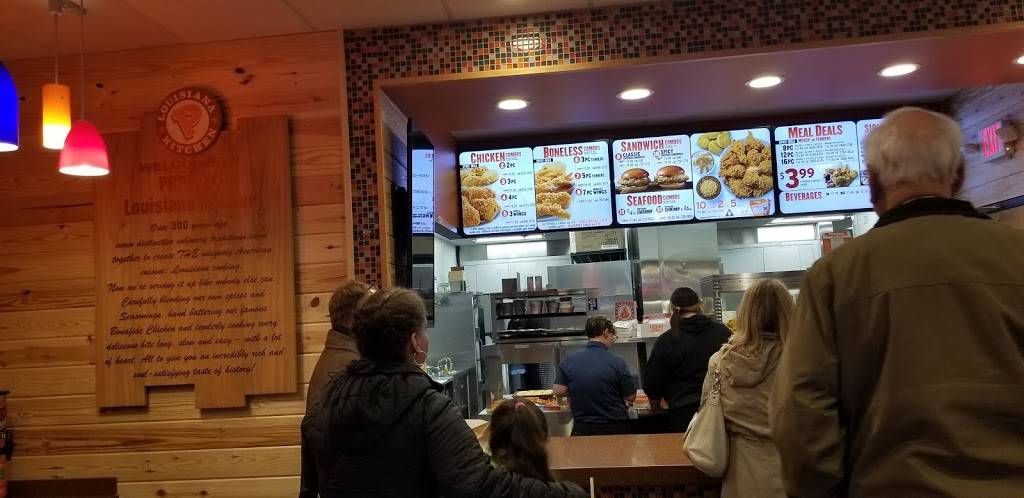 Popeyes Louisiana Kitchen | restaurant | 321 S McHenry Ave, Crystal Lake, IL 60014, USA | 7792204934 OR +1 779-220-4934