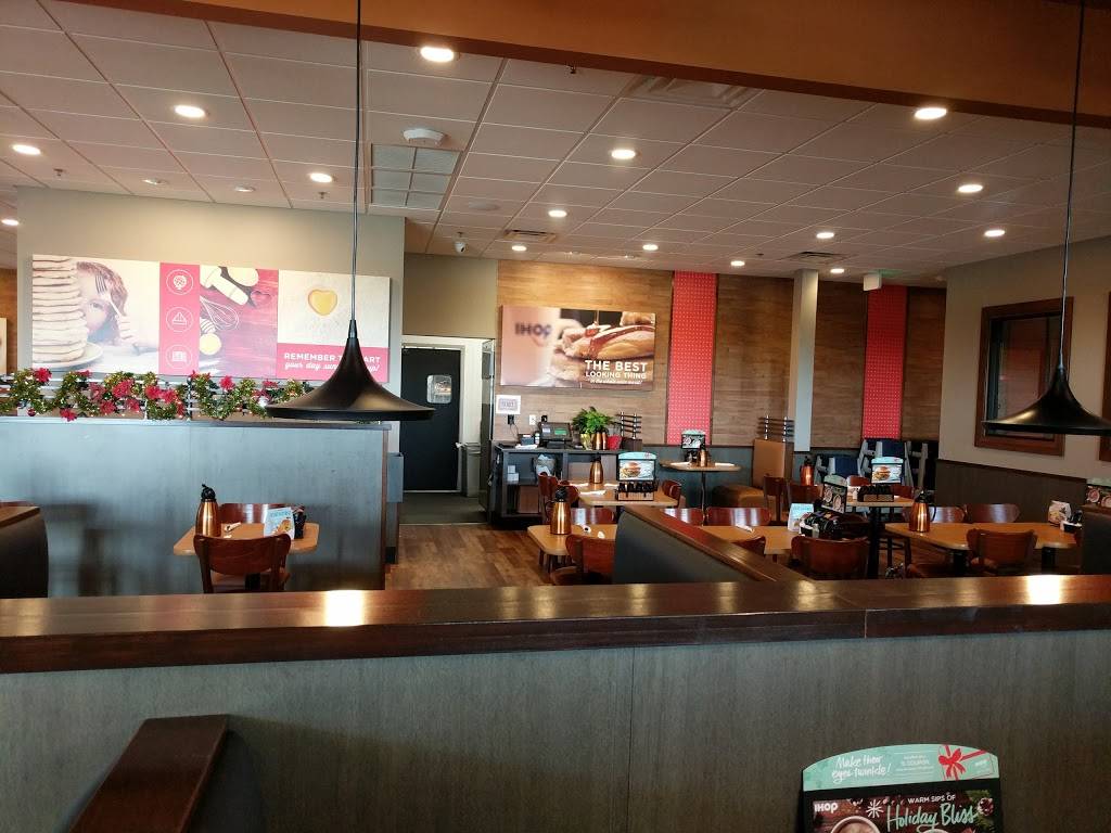 IHOP | bakery | 17 Alafaya Woods Blvd, Oviedo, FL 32765, USA | 4073590888 OR +1 407-359-0888