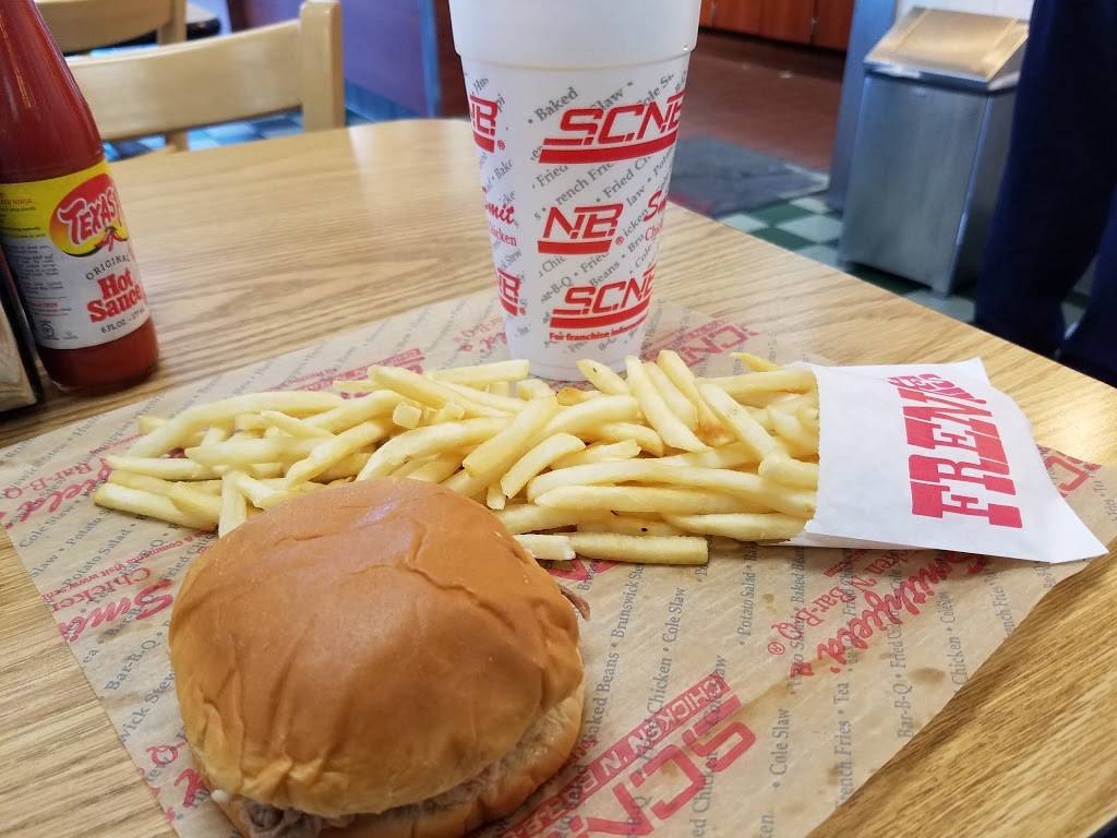 Smithfields Chicken N Bar-B-Q | restaurant | 402 Plaza Dr, Laurinburg, NC 28352, USA | 9102668700 OR +1 910-266-8700