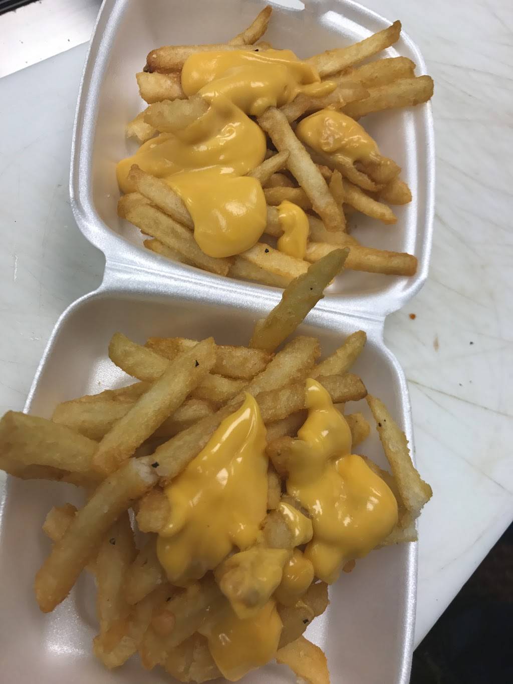 Burger on the Mile | restaurant | 28 Woodcleft Ave, Freeport, NY 11520, USA | 5167712874 OR +1 516-771-2874