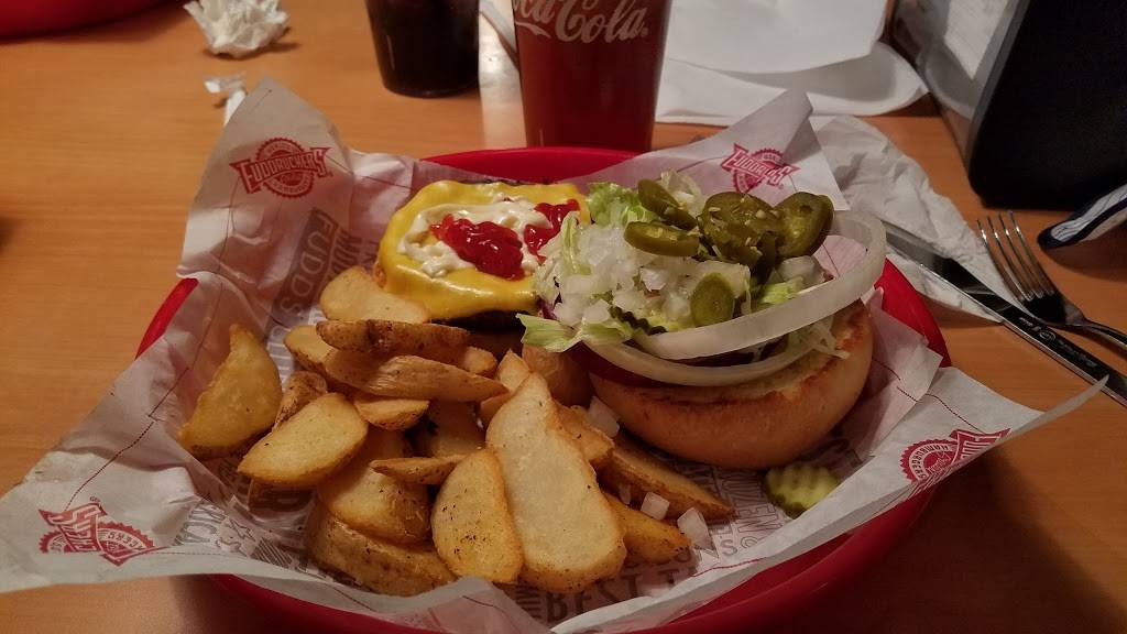 Fuddruckers | restaurant | 44036 Pipeline Plaza, Ashburn, VA 20147, USA | 7037240990 OR +1 703-724-0990