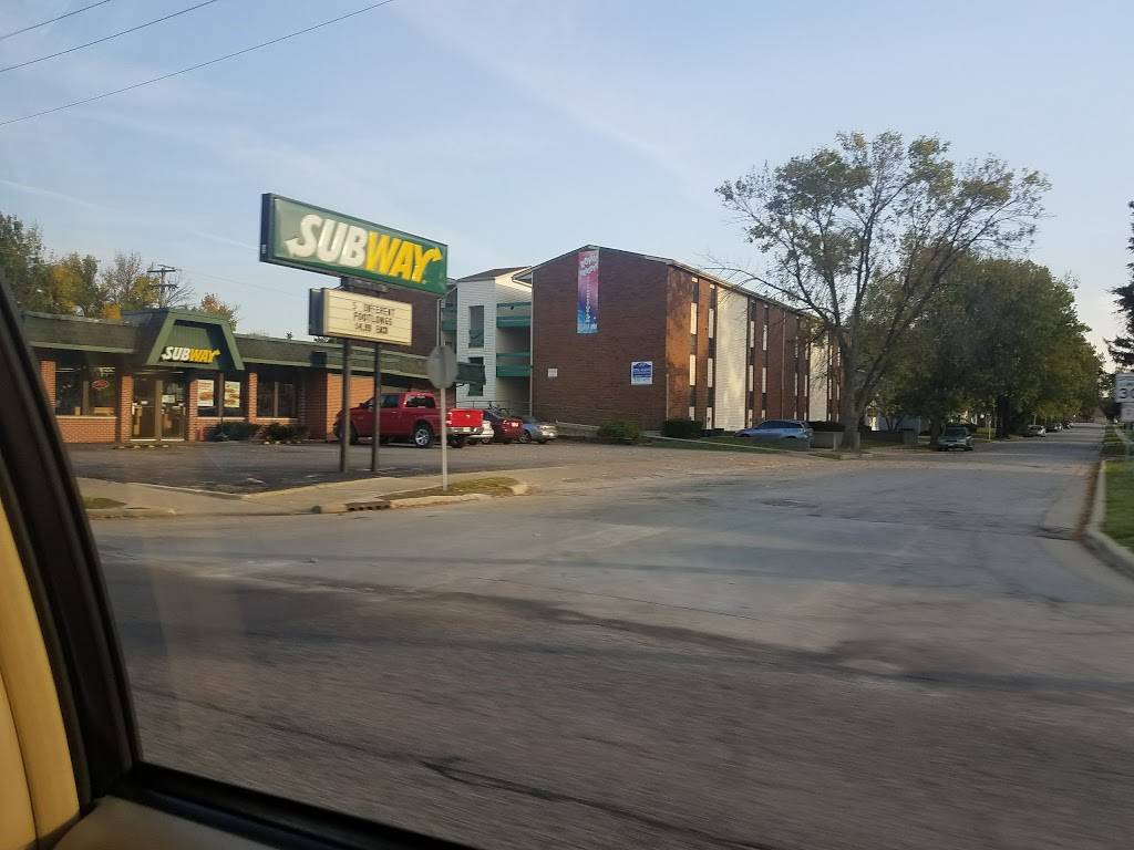 Subway | restaurant | 200 East Lincoln Ave, Charleston, IL 61920, USA | 2173487827 OR +1 217-348-7827