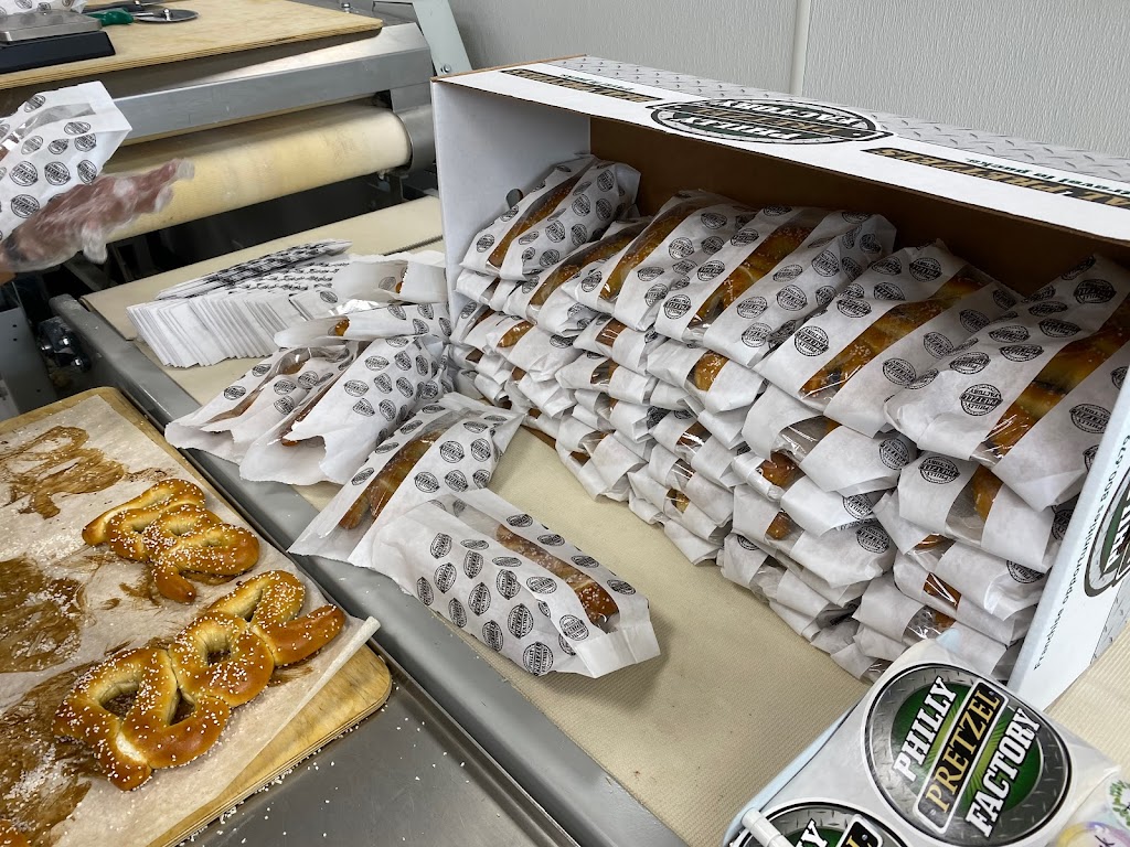 Philly Pretzel Factory | bakery | 2105 Hillside Avenue, New Hyde Park, NY 11040, USA | 5163231300 OR +1 516-323-1300