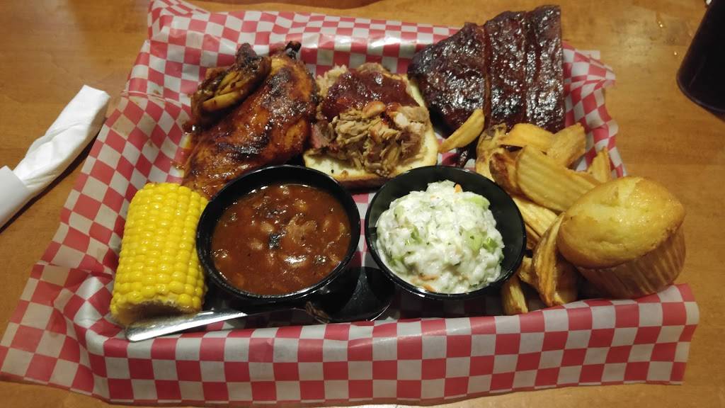 Famous Daves Bar-B-Que | restaurant | 12148 S Cleveland Ave, Fort Myers, FL 33907, USA | 2396903283 OR +1 239-690-3283