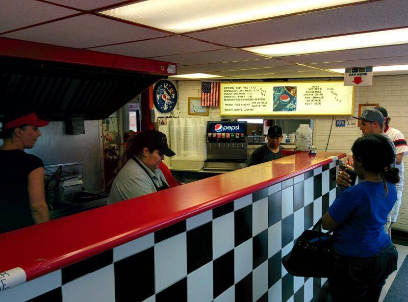 35th Street Red Hots | restaurant | 500 W 35th St, Chicago, IL 60616, USA | 7736249866 OR +1 773-624-9866