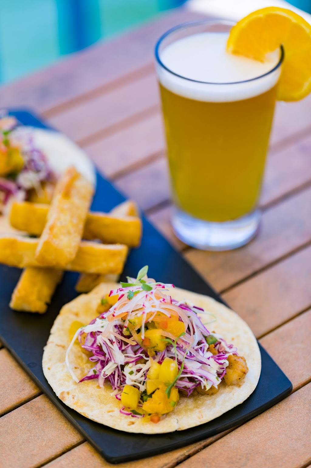 Hogfish Harrys Restaurant + Bar | restaurant | 600 Neapolitan Way, Naples, FL 34103, USA | 2397767623 OR +1 239-776-7623