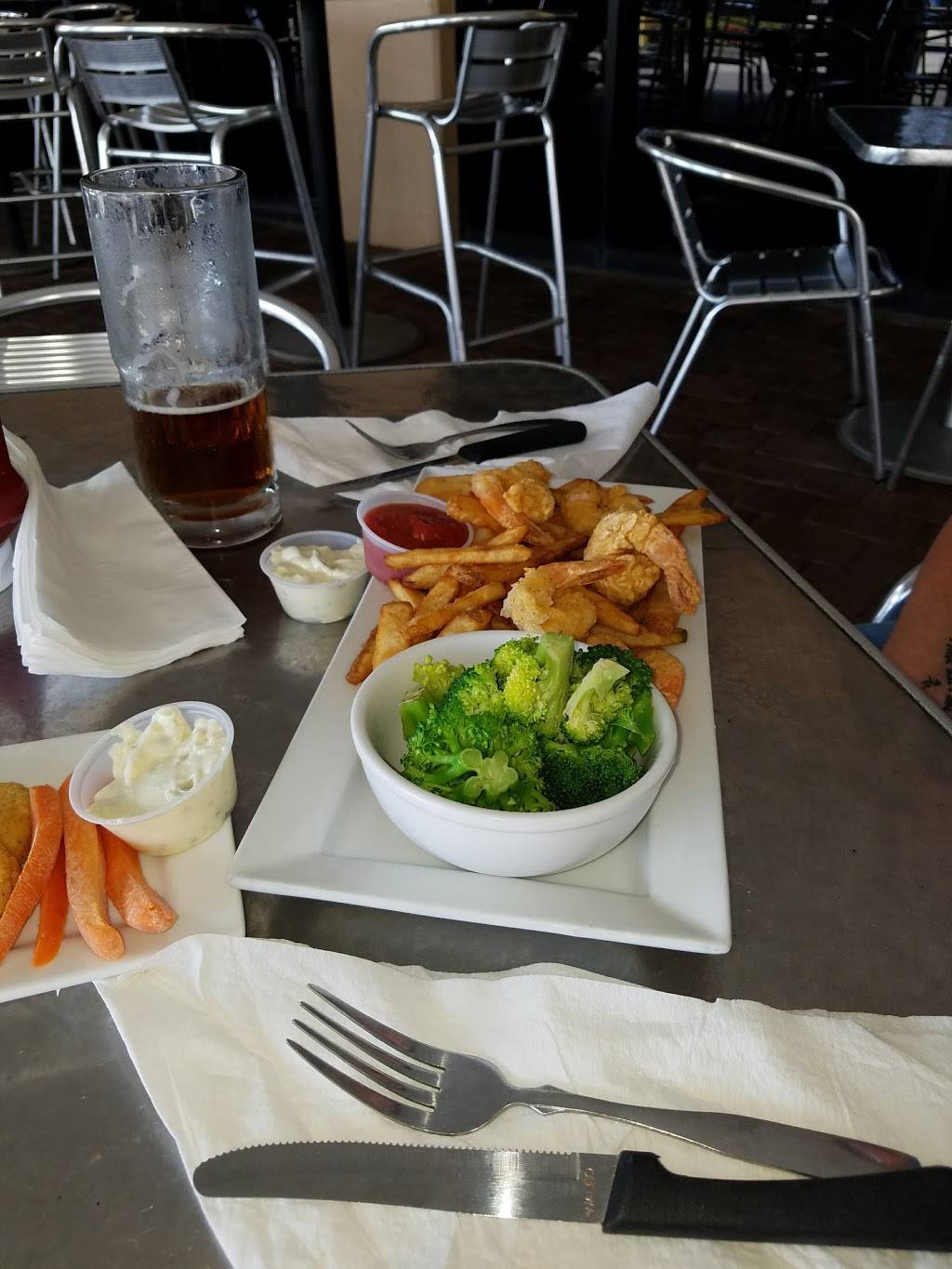 Sneakers Sports Grille | restaurant | 111 Beach Blvd, Jacksonville Beach, FL 32250, USA | 9044821000 OR +1 904-482-1000