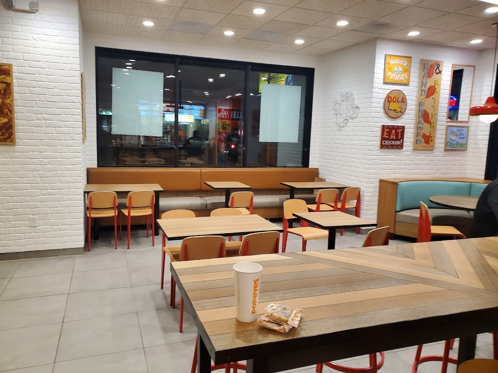 Popeyes | restaurant | 10719 Sepulveda Blvd, Mission Hills, CA 91345, USA | 8188109152 OR +1 818-810-9152