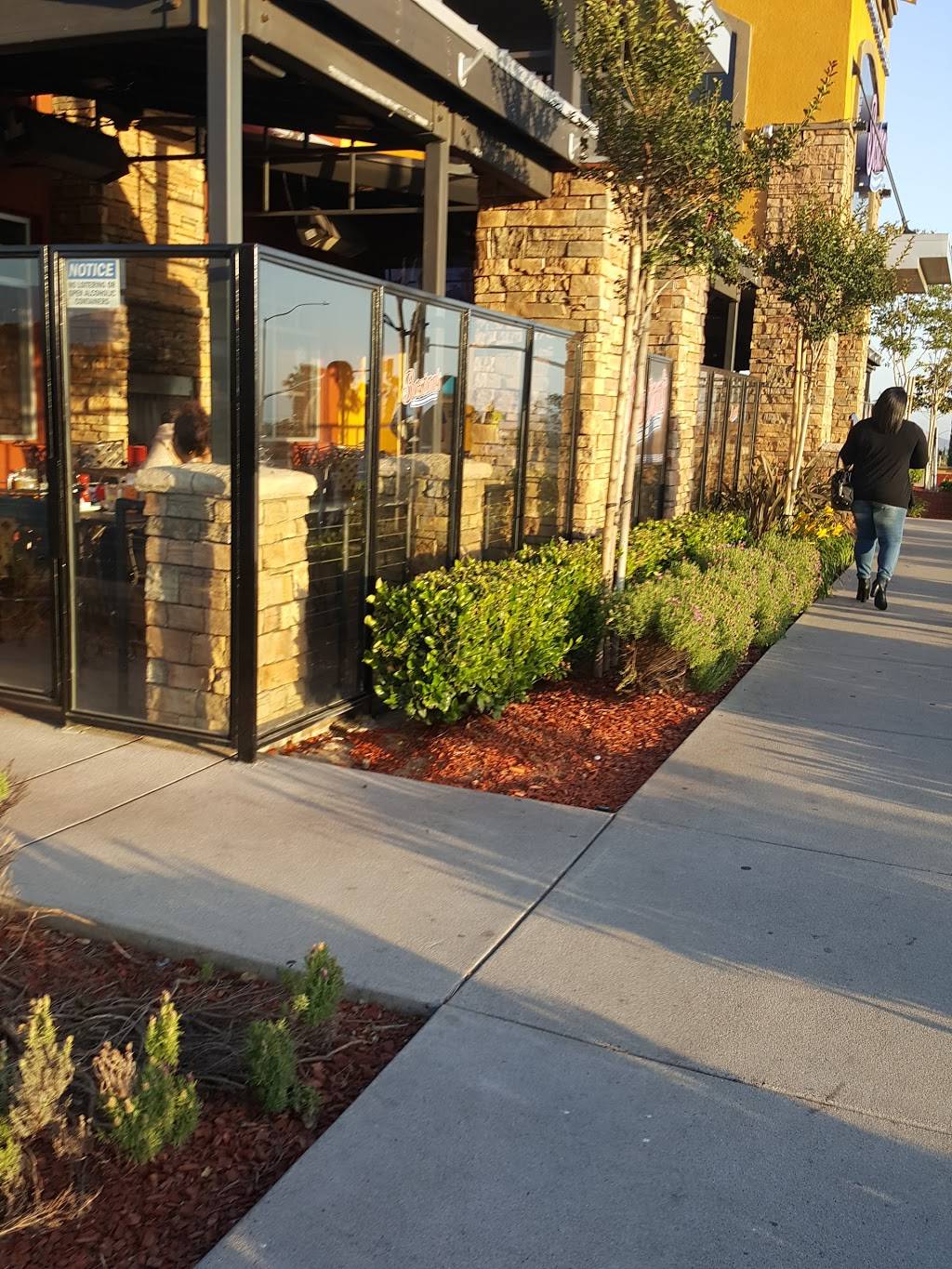 Bostons Restaurant & Sports Bar | restaurant | 16927 Sierra Lakes Pkwy, Fontana, CA 92336, USA | 9098232300 OR +1 909-823-2300