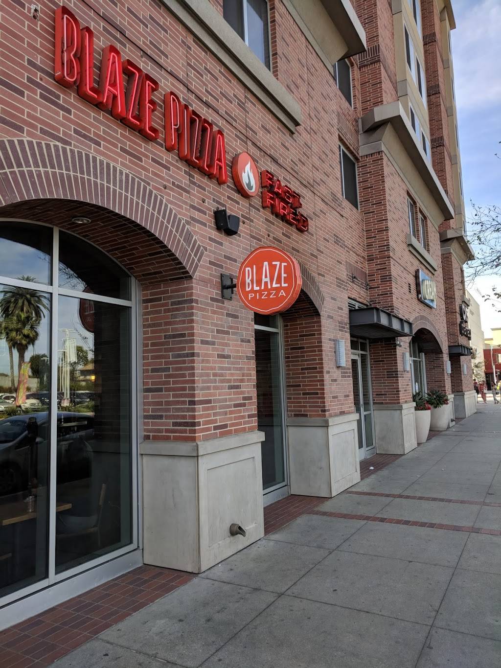 Blaze Pizza | meal takeaway | 3335 S Figueroa St, Los Angeles, CA 90007, USA | 2138142485 OR +1 213-814-2485