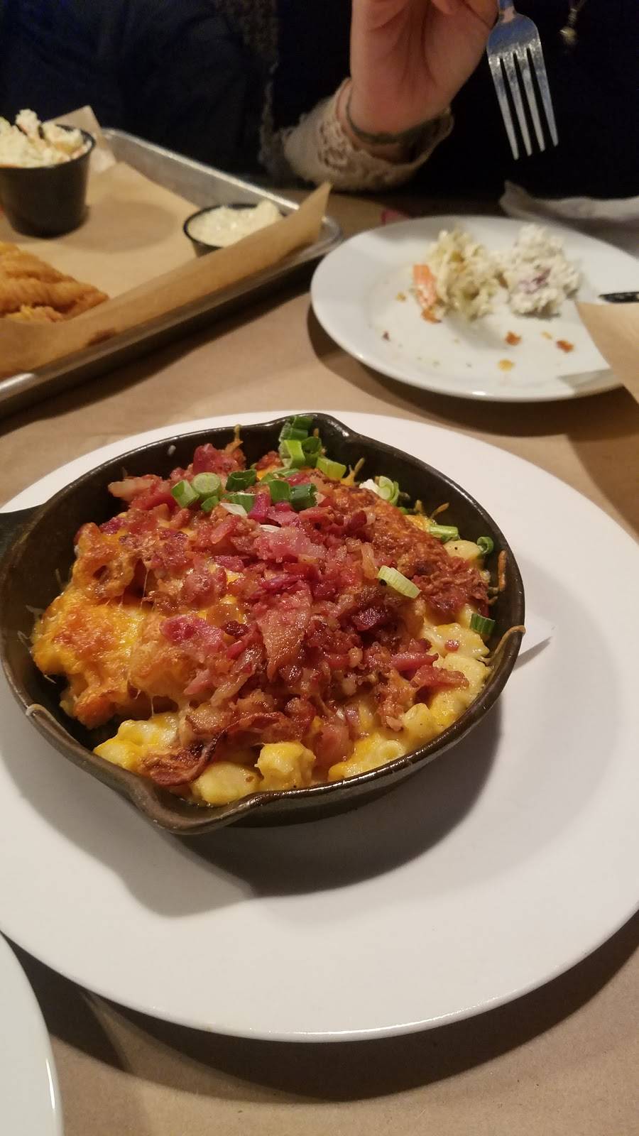 The Fishin Pig | restaurant | 5169 Farmville Rd, Farmville, VA 23901, USA | 4342233287 OR +1 434-223-3287