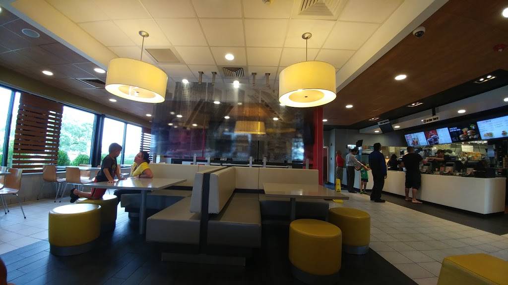 McDonalds | cafe | 2545 W Schaumburg Rd, Schaumburg, IL 60193, USA | 8473016384 OR +1 847-301-6384