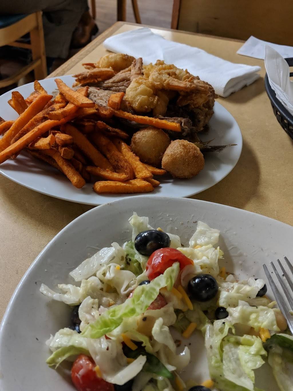 The House of Fish Seafood Restaurant | restaurant | 9671 NC-211, Aberdeen, NC 28315, USA | 9109440826 OR +1 910-944-0826