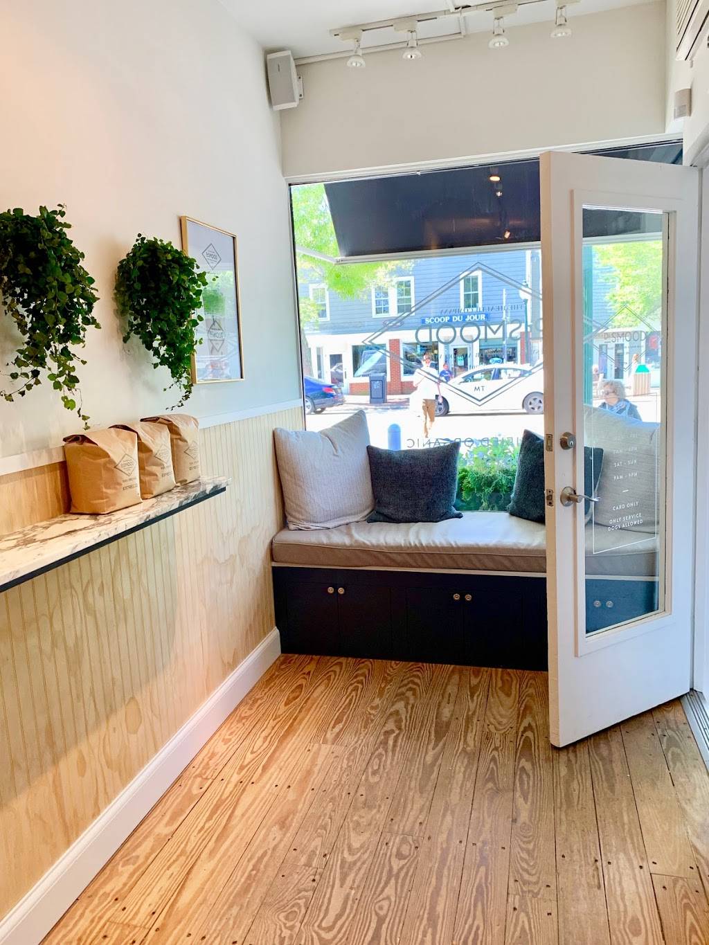 Dr Smood | restaurant | 36 Newtown Ln, East Hampton, NY 11937, USA | 6312519403 OR +1 631-251-9403