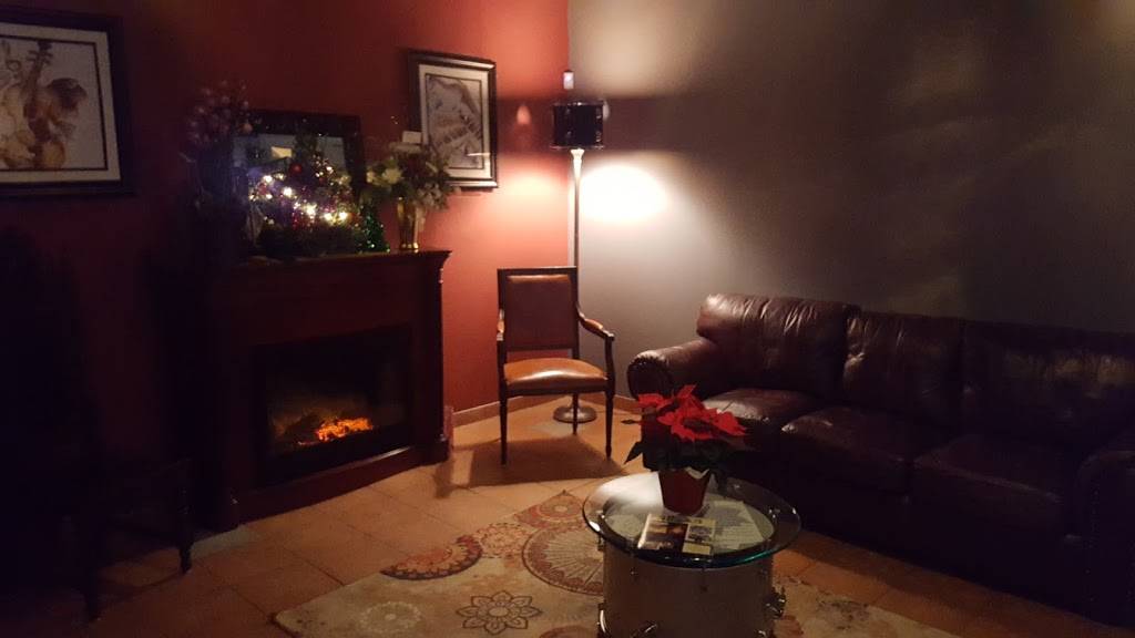 Strings Bar & Grill | restaurant | 183 George Waterman Rd, Johnston, RI 02919, USA | 4012339300 OR +1 401-233-9300