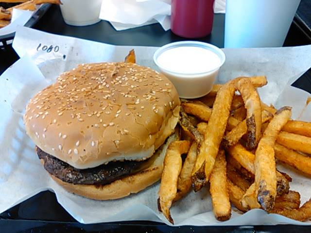 Luckys Burgers & Shakes | restaurant | 13849 N 19th Ave, Phoenix, AZ 85023, USA | 6023145214 OR +1 602-314-5214