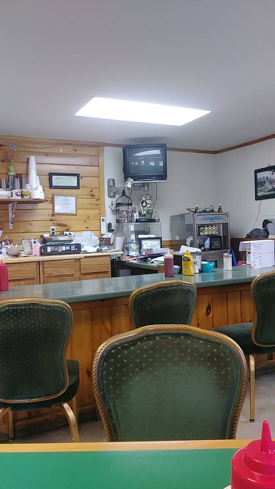 Claudette & Deans Place | restaurant | 1858 US-3, North Stratford, NH 03590, USA | 6039223299 OR +1 603-922-3299