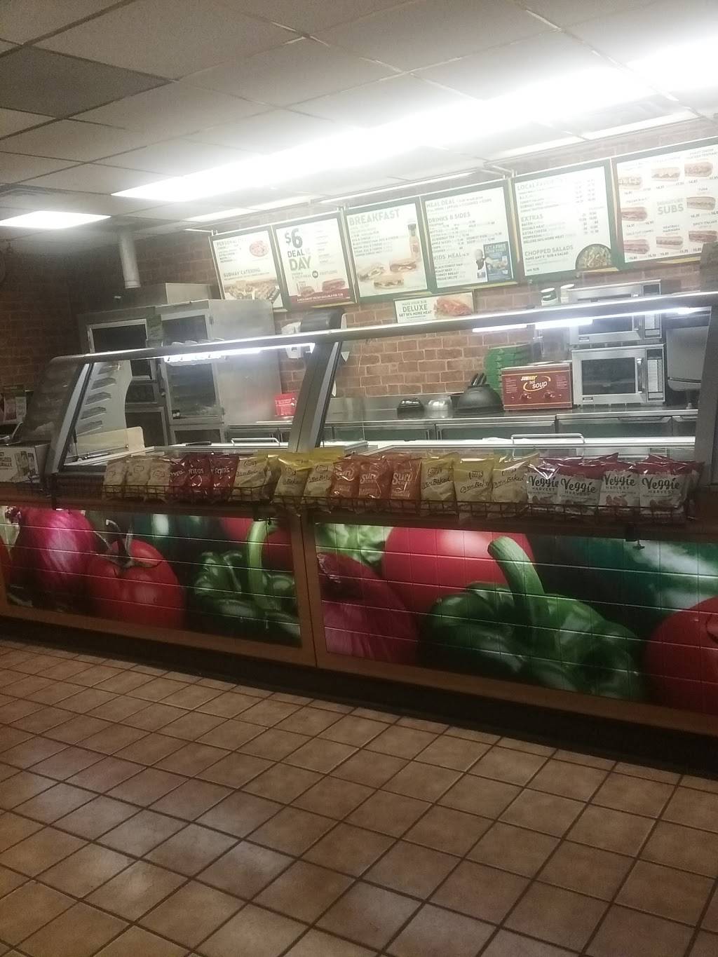 Subway | restaurant | 1085 N 7th St, Rochelle, IL 61068, USA | 8155627827 OR +1 815-562-7827