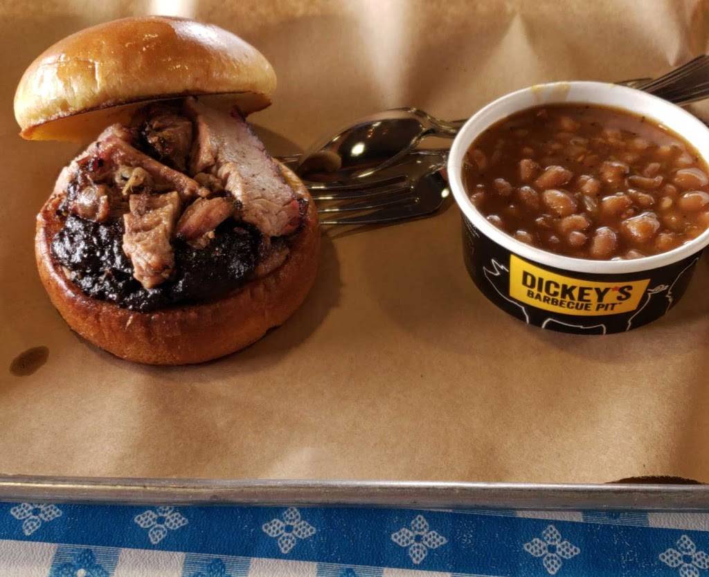 Dickeys Barbecue Pit | restaurant | 2119 Tyrone Blvd N, St. Petersburg, FL 33710, USA | 7273886692 OR +1 727-388-6692