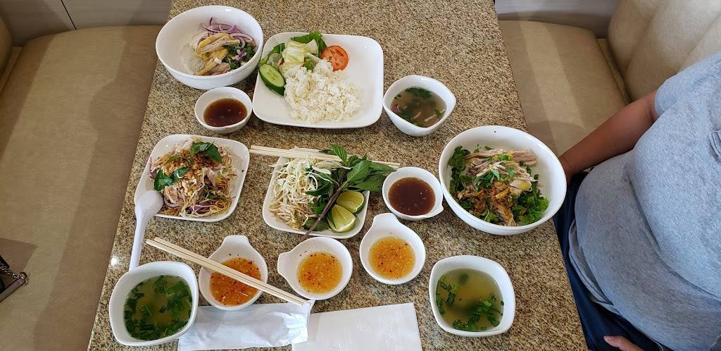 Cơm Gà Thượng Hải Chicken Noodle Soup | restaurant | 4010 North Sam Houston Pkwy W #B, Houston, TX 77086, USA | 8326662565 OR +1 832-666-2565