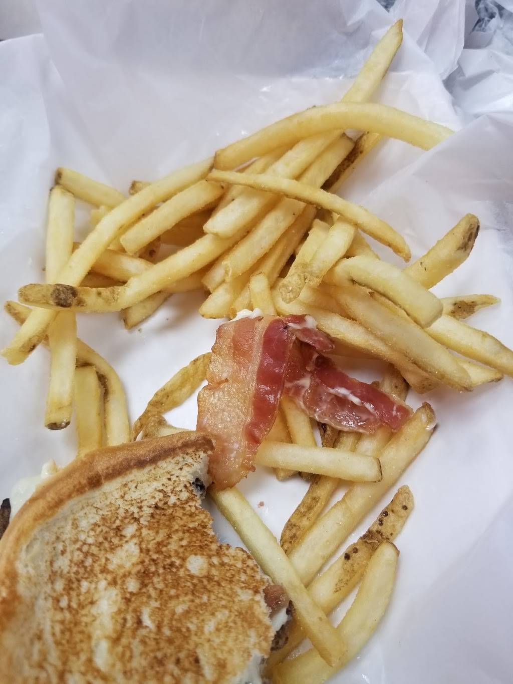 Hardees | restaurant | 1910 E Capitol Dr, Appleton, WI 54911, USA | 9207392844 OR +1 920-739-2844