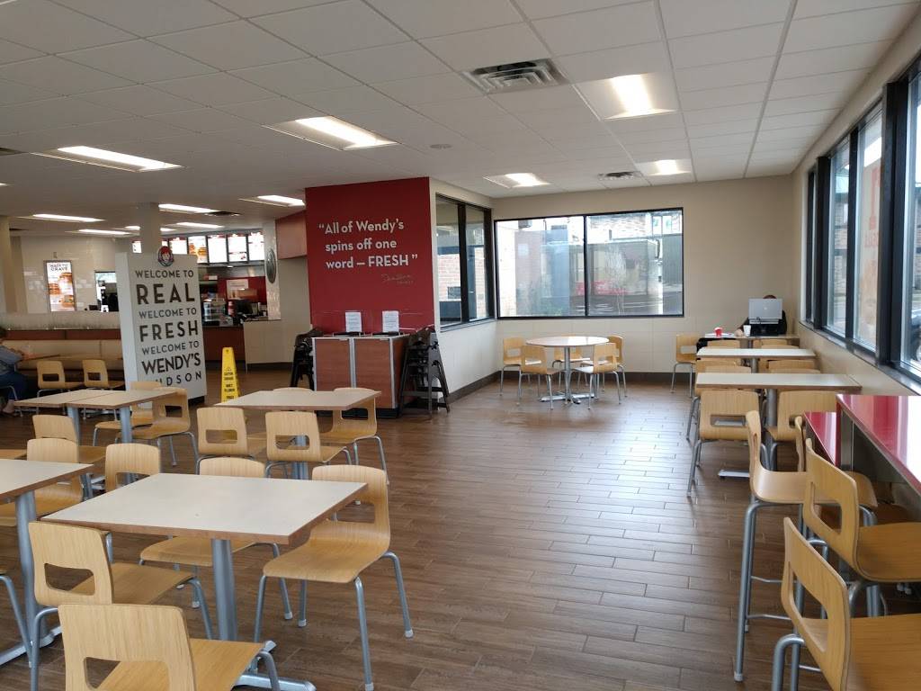 Wendys | restaurant | 2218 Crest View Dr, Hudson, WI 54016, USA | 7152204765 OR +1 715-220-4765