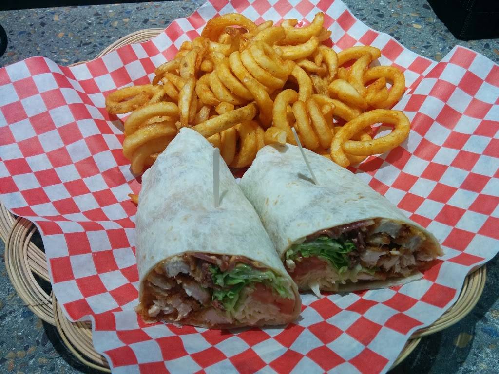 Cantine Chez Mario | restaurant | 1314 Rue Saint Joseph, Valcourt, QC J0E 2L0, Canada | 4505324419 OR +1 450-532-4419