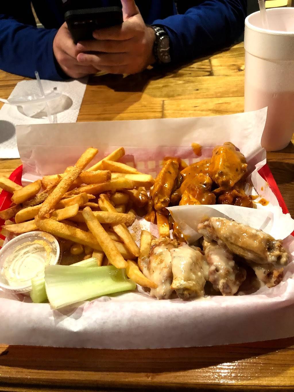 BUFFALO WING & GRILL | restaurant | 1615 W Park Row Dr, Arlington, TX 76013, United States | 8174229600 OR +1 817-422-9600