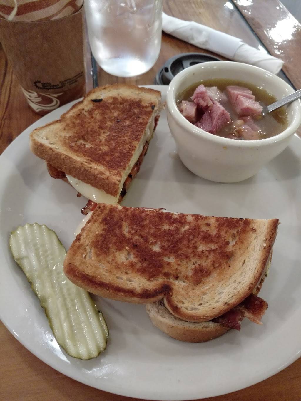 Middle Fork Café | restaurant | 34 Main St S, New London, MN 56273, USA | 3203542124 OR +1 320-354-2124