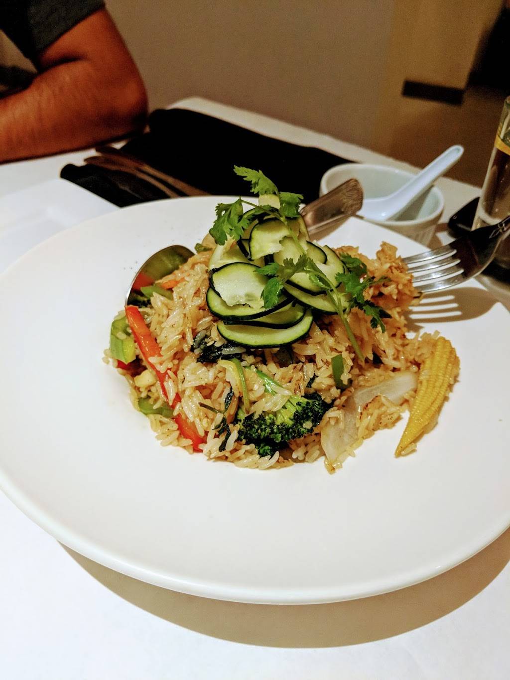 Gindi Thai Restaurant / Sushi / Bar | restaurant | 4017 W Riverside Dr, Burbank, CA 91505, USA | 8185671221 OR +1 818-567-1221