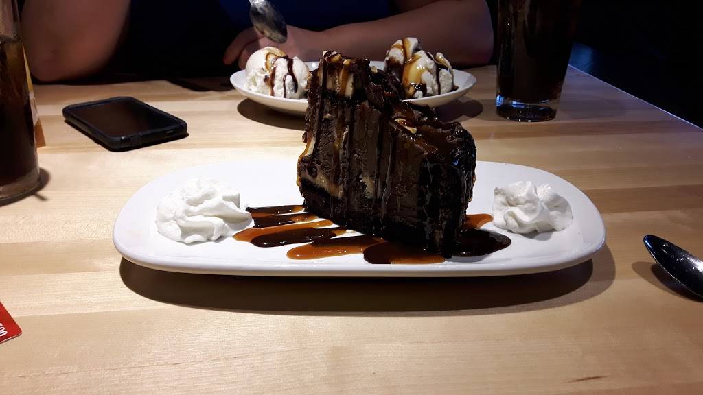 Boston Pizza | restaurant | 4 Amy Croft Dr, Windsor, ON N8N 2L9, Canada | 5197391313 OR +1 519-739-1313