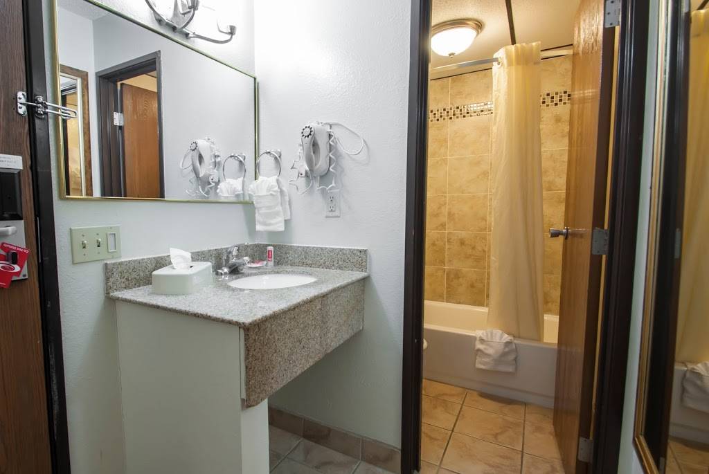 Econo Lodge Kansas City Downtown North | restaurant | 2232 Taney St, Kansas City, MO 64116, USA | 8164216000 OR +1 816-421-6000