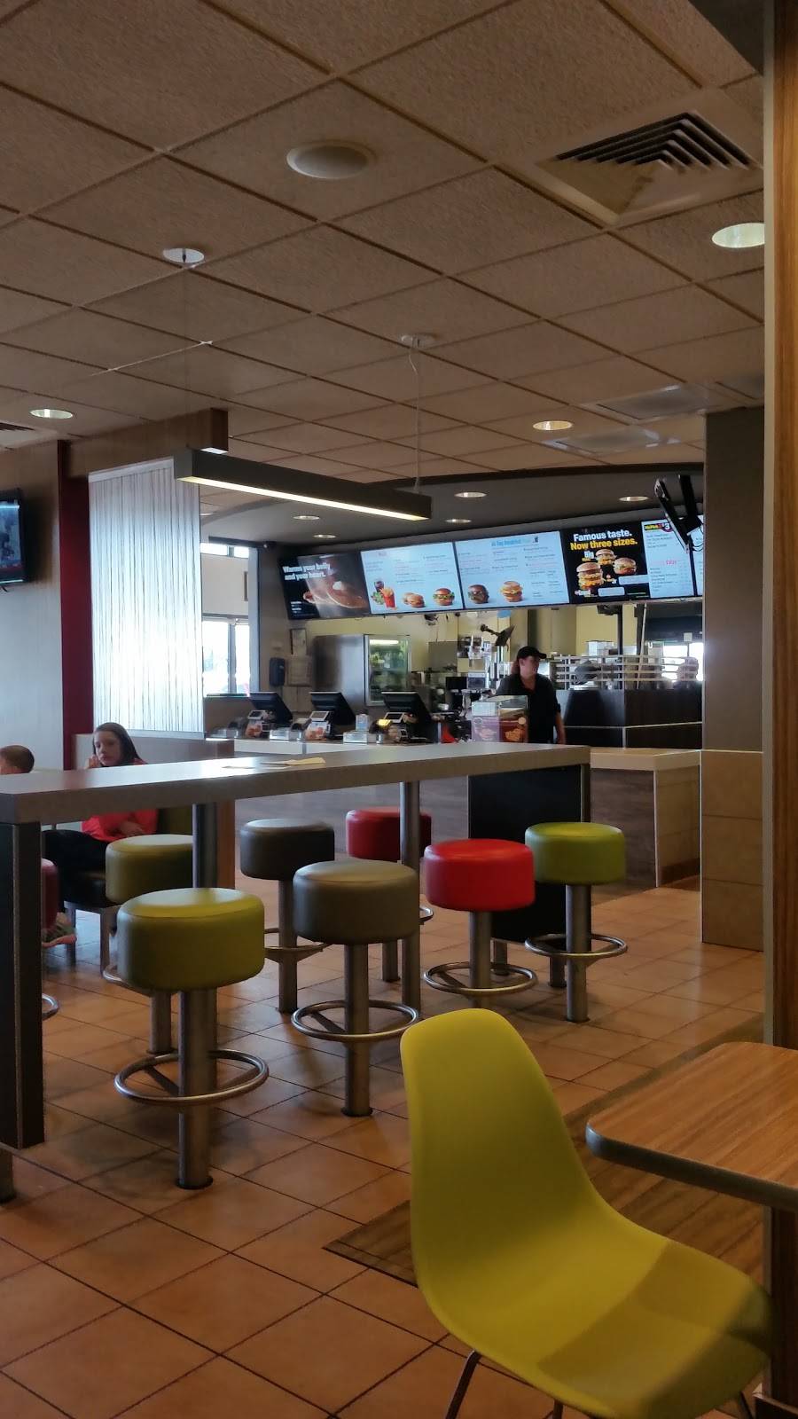 McDonalds | cafe | 698 Grain Ln, Center Point, IA 52213, USA | 3198491325 OR +1 319-849-1325