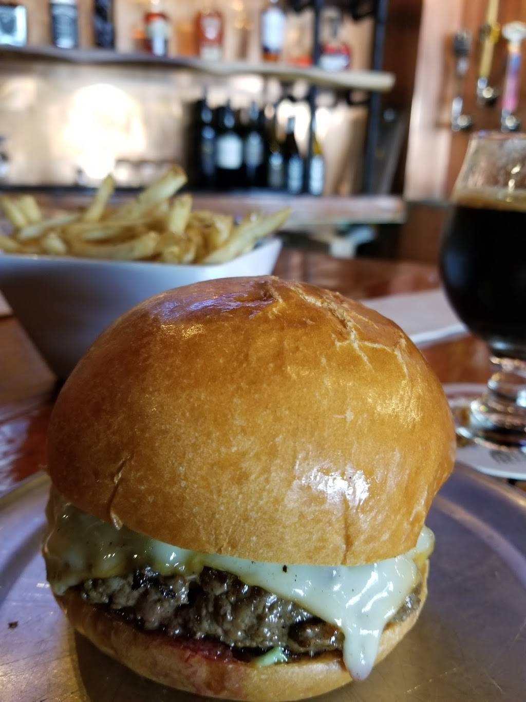 Stout Burgers & Beers | restaurant | 11262 Ventura Blvd, Studio City, CA 91604, USA | 8185050076 OR +1 818-505-0076